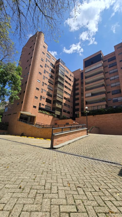 Apartamento de 4 alcobas en arriendo en Los Balsos, Medellín, 349 m² · foto 23 de 24