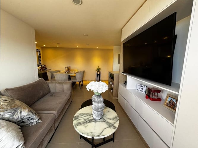 Apartamento de 3 alcobas en venta en Loma De Los Bernal, Medellín, 74 m² · foto 3 de 16