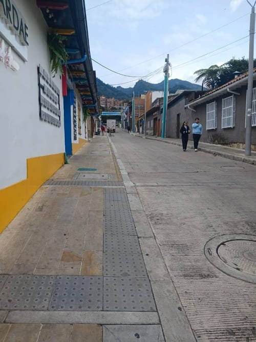 Casa de 8 alcobas en venta en Centro Comercial Hacienda Santa Bárbara, Bogotá, 592 m² · foto 3 de 24