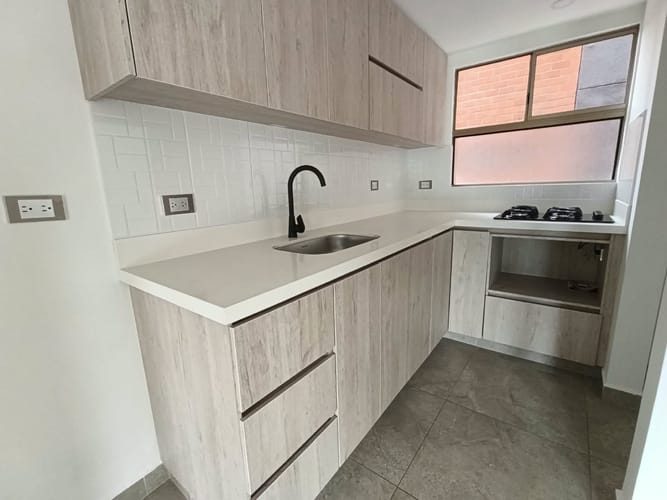 Apartamento de 3 alcobas en arriendo en Loma Del Escobero, Envigado, 98 m² · foto 2 de 14