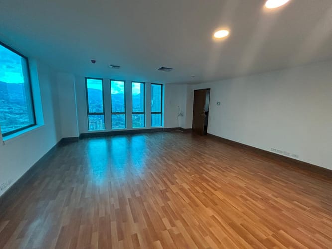 Oficina en arriendo en Milla De Oro, Medellín, 50 m² · foto 2 de 8