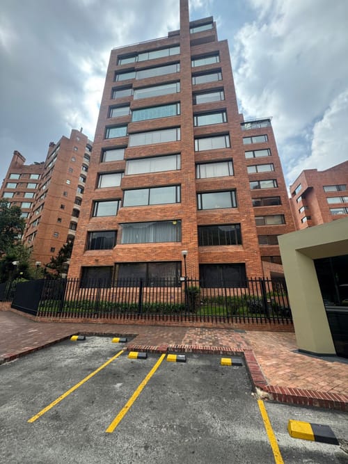 Apartamento de 3 alcobas en venta en La Cabrera, Bogotá, 236 m² · foto 2 de 21