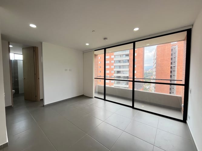 Apartamento de 2 alcobas en arriendo en Loma Del Escobero, Envigado, 65 m² · foto 3 de 13