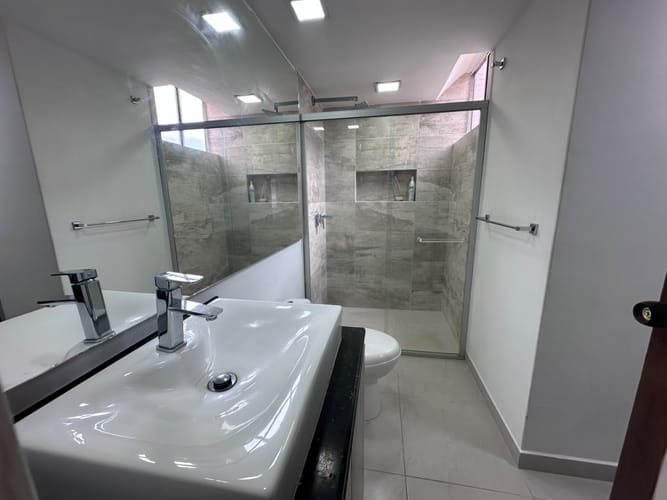 Apartamento de 3 alcobas en arriendo en El Poblado, Medellín, 98 m² · foto 16 de 17