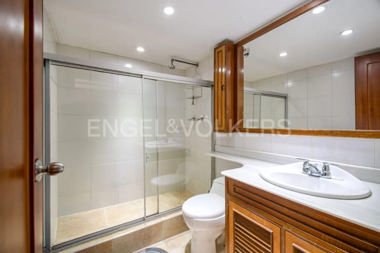 Apartamento de 4 alcobas en venta en Santa Barbara Central, Bogotá, 192 m² · foto 15 de 19