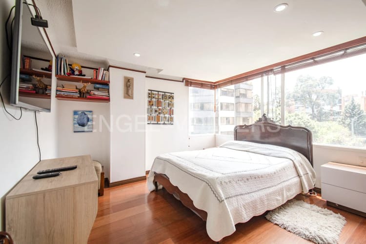 Apartamento de 4 alcobas en venta en Santa Barbara Central, Bogotá, 192 m² · foto 13 de 19