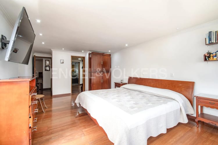Apartamento de 4 alcobas en venta en Santa Barbara Central, Bogotá, 192 m² · foto 10 de 19