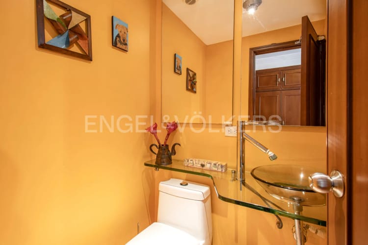 Apartamento de 4 alcobas en venta en Santa Barbara Central, Bogotá, 192 m² · foto 8 de 19