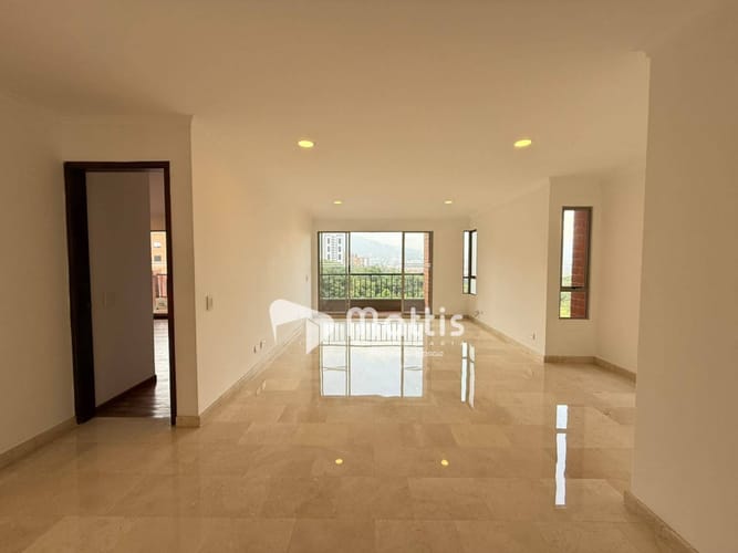 Apartamento de 3 alcobas en arriendo en El Diamante No. 2, Medellín, 162 m² · foto 2 de 24