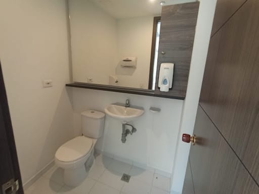 Oficina en arriendo en Loma De San Julian, Medellín, 50 m² · foto 9 de 10