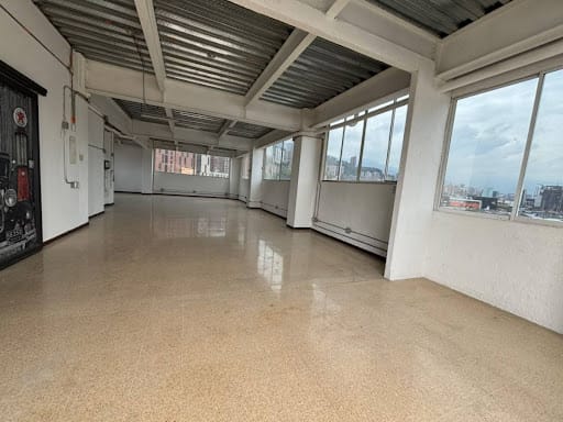 Bodega en arriendo en Perpetuo Socorro, Medellín, 168 m² · foto 2 de 9
