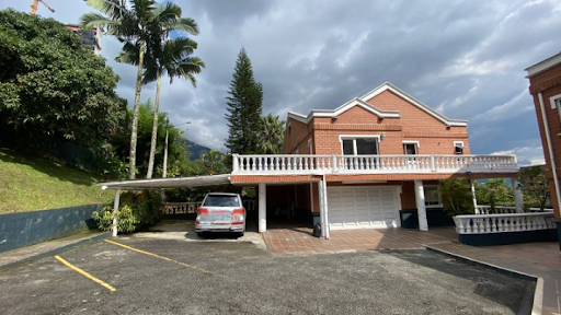 Casa de 5 alcobas en venta en Las Palmas, Medellín, 554 m² · foto 2 de 24