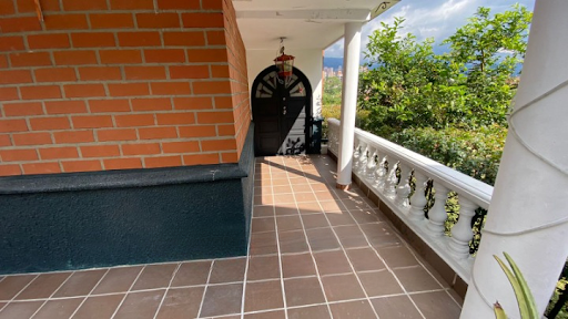 Casa de 5 alcobas en venta en Las Palmas, Medellín, 554 m² · foto 3 de 24