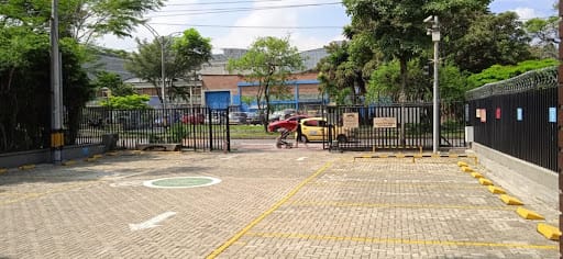 Oficina en arriendo en Belén, Medellín, 1139 m² · foto 2 de 11