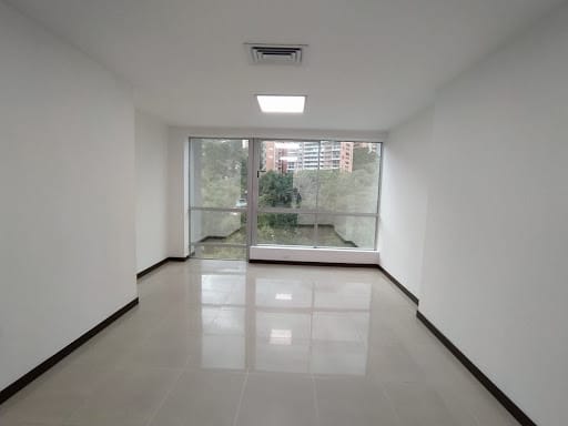 Oficina en arriendo en El Tesoro, Medellín, 33 m² · foto 2 de 9