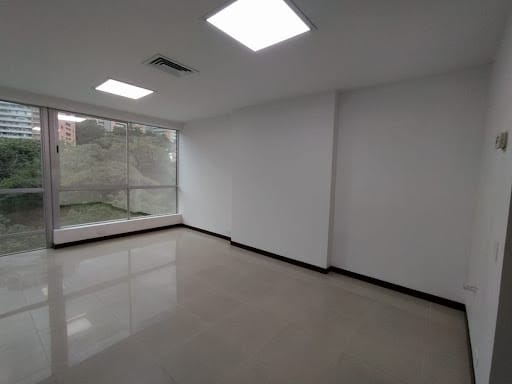Oficina en arriendo en El Tesoro, Medellín, 33 m² · foto 3 de 9