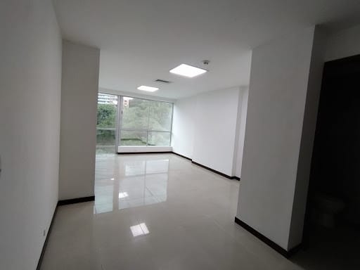 Oficina en arriendo en El Tesoro, Medellín, 33 m² · foto 4 de 9