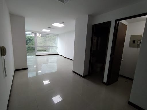 Oficina en arriendo en El Tesoro, Medellín, 33 m² · foto 7 de 9