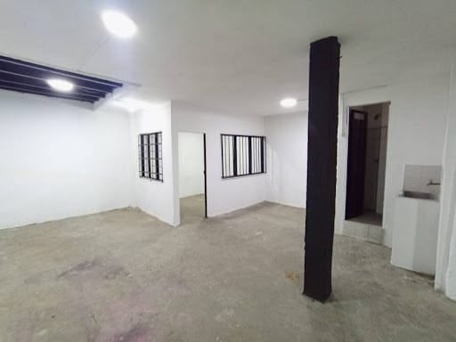 Bodega en arriendo en Trinidad, Medellín, 130 m² · foto 6 de 9