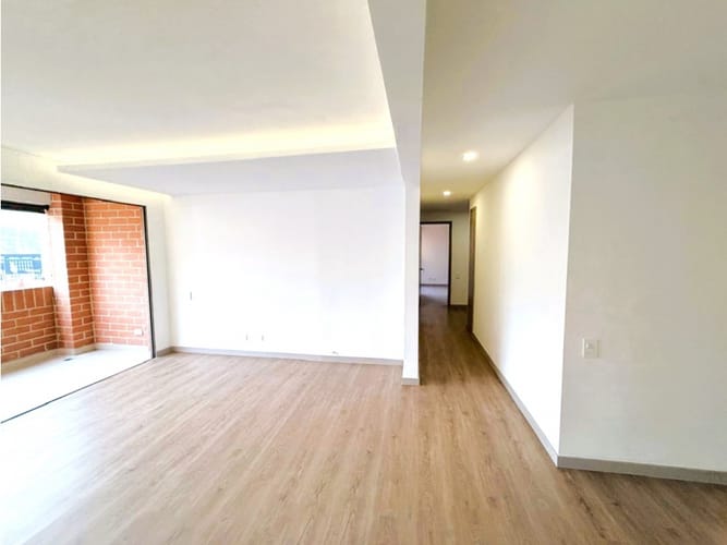 Apartamento de 3 alcobas en venta en Oviedo, Medellín, 135 m² · foto 2 de 24