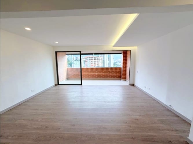 Apartamento de 3 alcobas en venta en Oviedo, Medellín, 135 m² · foto 3 de 24