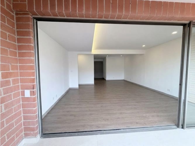 Apartamento de 3 alcobas en venta en Oviedo, Medellín, 135 m² · foto 4 de 24
