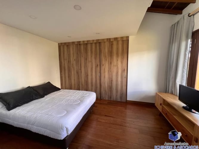 Casa de 3 alcobas en arriendo en Loma Del Escobero, Envigado, 210 m² · foto 2 de 13