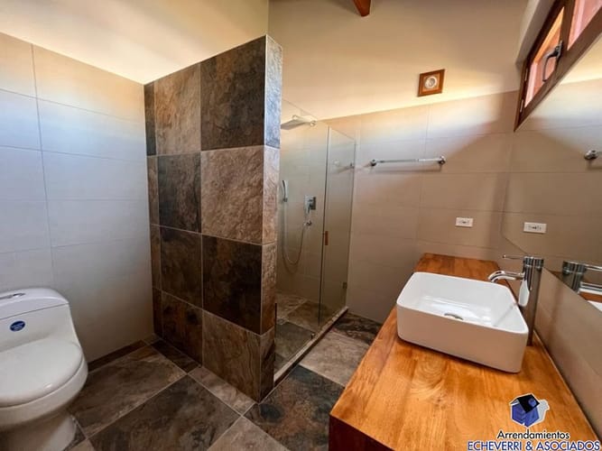 Casa de 3 alcobas en arriendo en Loma Del Escobero, Envigado, 210 m² · foto 3 de 13