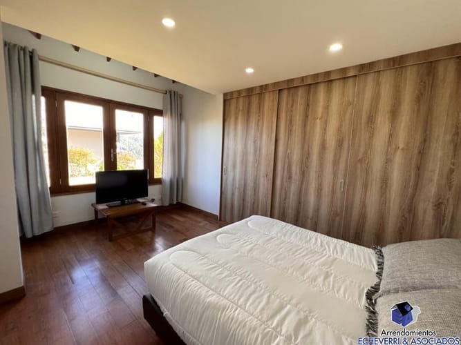 Casa de 3 alcobas en arriendo en Loma Del Escobero, Envigado, 210 m² · foto 7 de 13