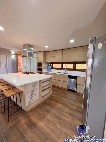 Casa de 3 alcobas en arriendo en Loma Del Escobero, Envigado, 210 m² · foto 10 de 13