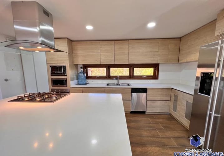 Casa de 3 alcobas en arriendo en Loma Del Escobero, Envigado, 210 m² · foto 11 de 13