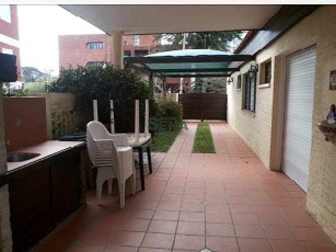 Alquiler anual de casa en la Mansa, 4 dormitorios, 4 baños, cochera y deck · Foto 5