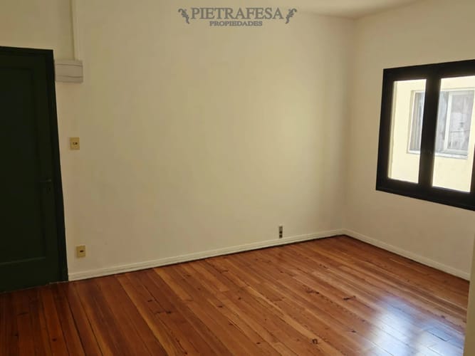 Oficina en alquiler, 1 privado, 2 baños. Ciudad Vieja. · Foto 3