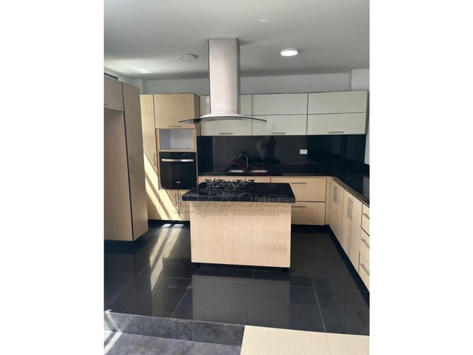 Casa de 4 alcobas en venta en Torres De La Calleja, Ibagué, 160 m² · foto 2 de 24
