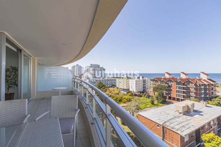 ALQUILER APARTAMENTO TRES DORMITORIOS PUNTA DEL ESTE EDIFICIO FOREST TOWER VISTA AL MAR · Foto 2