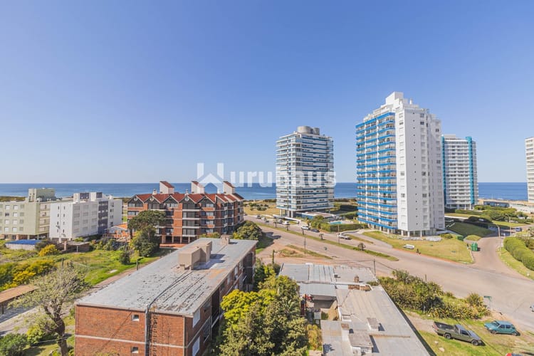 ALQUILER APARTAMENTO TRES DORMITORIOS PUNTA DEL ESTE EDIFICIO FOREST TOWER VISTA AL MAR · Foto 3