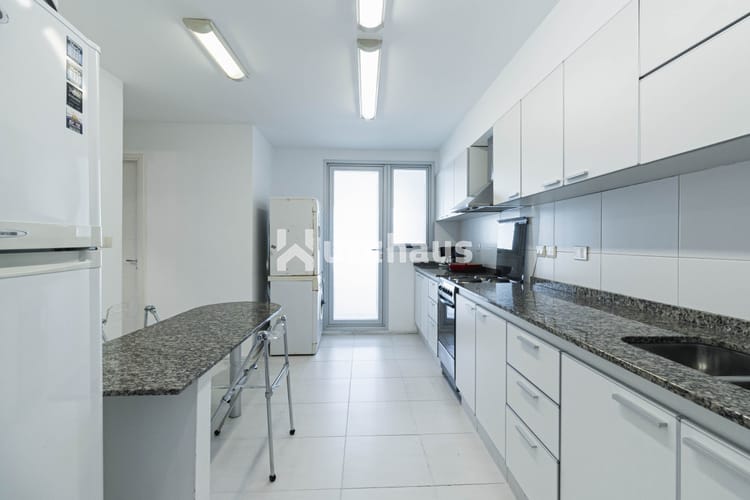 ALQUILER APARTAMENTO TRES DORMITORIOS PUNTA DEL ESTE EDIFICIO FOREST TOWER VISTA AL MAR · Foto 4