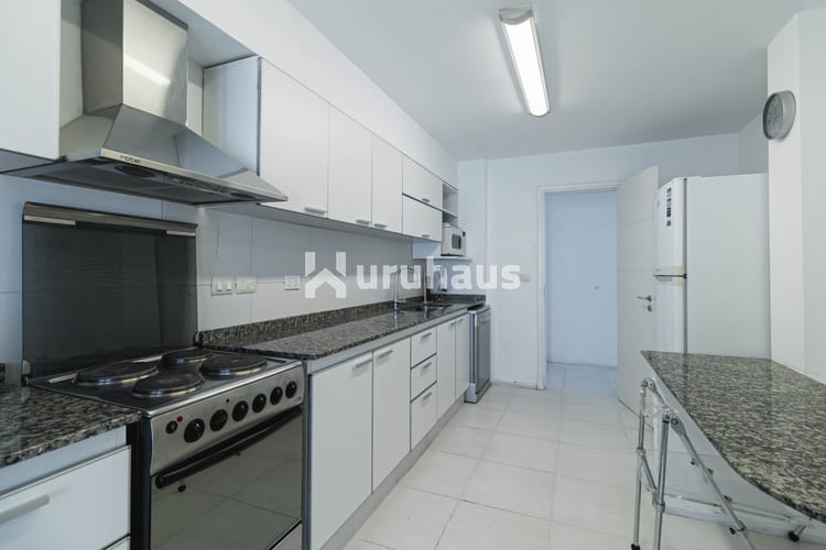ALQUILER APARTAMENTO TRES DORMITORIOS PUNTA DEL ESTE EDIFICIO FOREST TOWER VISTA AL MAR · Foto 5