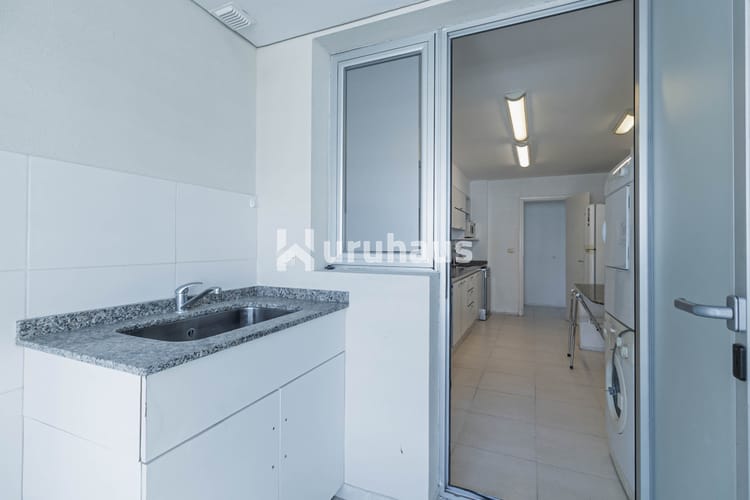 ALQUILER APARTAMENTO TRES DORMITORIOS PUNTA DEL ESTE EDIFICIO FOREST TOWER VISTA AL MAR · Foto 6