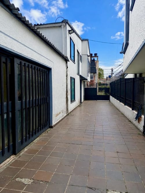 Casa de 8 alcobas en venta en Normandia, Bogotá, 507 m² · foto 3 de 23