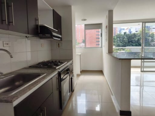 Apartaestudio en arriendo en Los Balsos, Medellín, 56 m² · foto 2 de 15