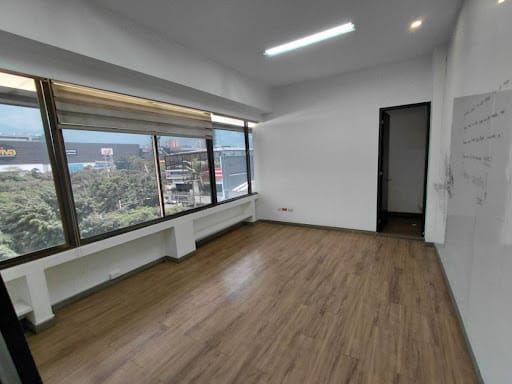 Oficina en arriendo en La Esmeralda, Itagüí, 685 m² · foto 3 de 18