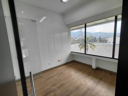 Oficina en arriendo en La Esmeralda, Itagüí, 685 m² · foto 8 de 18