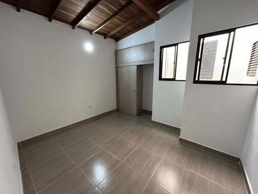 Apartamento de 2 alcobas en arriendo en Berlin, Medellín, 50 m² · foto 3 de 7