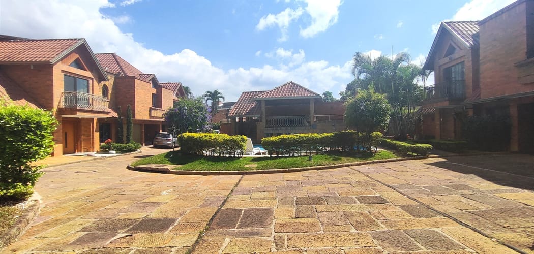 Casa de 4 alcobas en venta en Lagos Del Cacique, Bucaramanga, 291 m² · foto 2 de 16