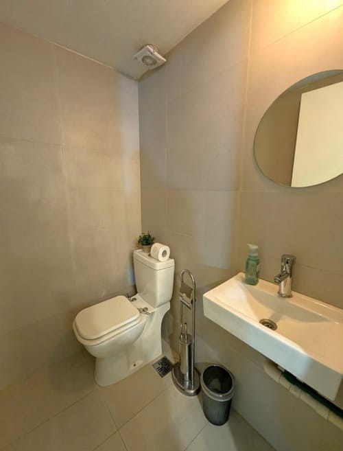 Local comercial en excelente punto | Amplio, moderno y con gran vidriera · Foto 8