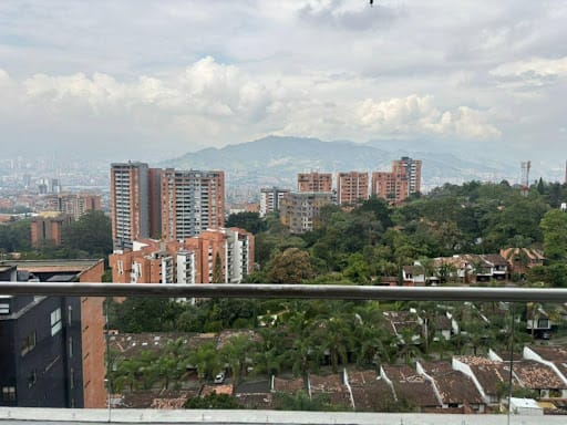 Apartamento de 3 alcobas en arriendo en Cumbres, Envigado, 98 m² · foto 2 de 20