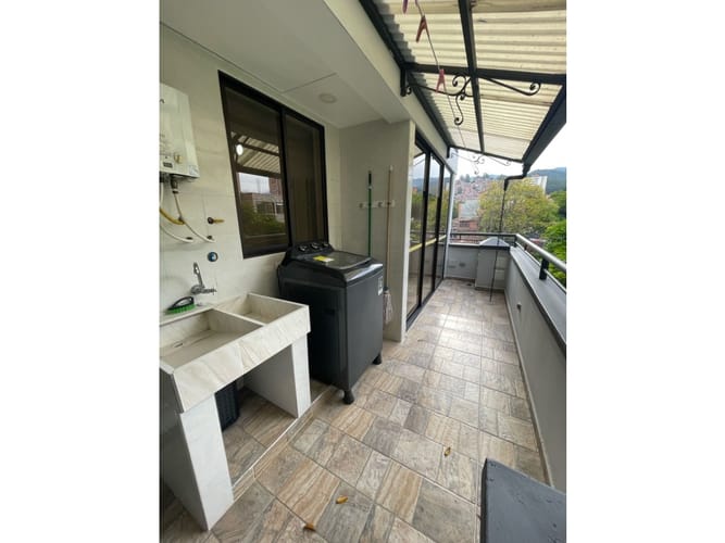 Apartamento de 2 alcobas en arriendo en Loma De Los Bernal, Medellín, 72 m² · foto 5 de 13