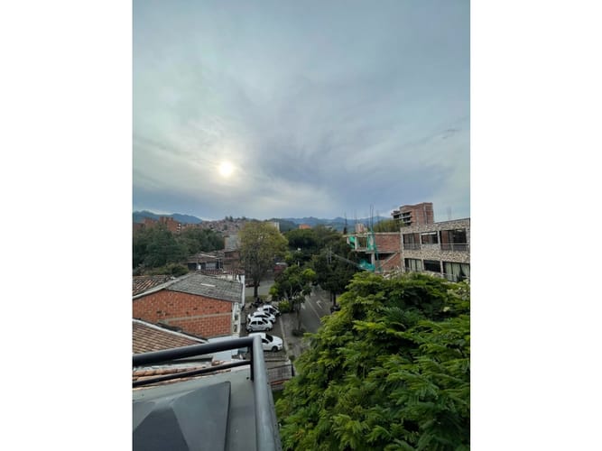 Apartamento de 2 alcobas en arriendo en Loma De Los Bernal, Medellín, 72 m² · foto 6 de 13