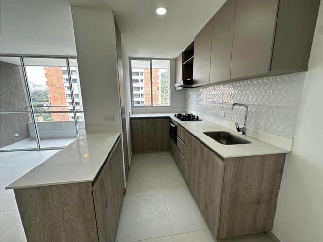 Apartamento de 3 alcobas en arriendo en Los Colores, Medellín, 80 m² · foto 2 de 19